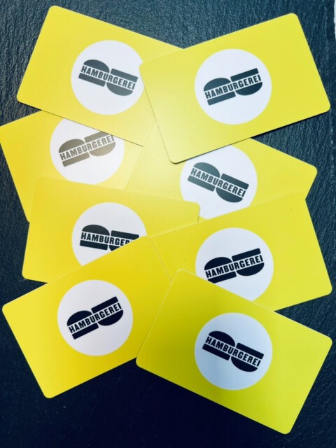 Gelbe Hamburgerei-Gutscheinkarten mit Logo