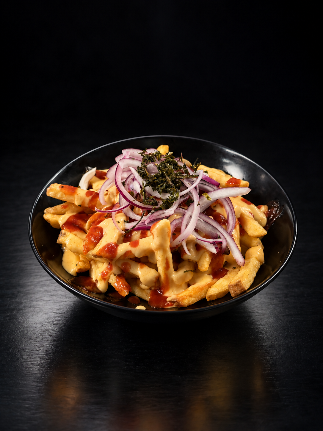 Los Angeles Loaded Fries mit Sauce und roten Zwiebeln